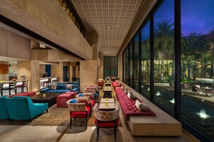 2 restaurantes, se sirve desayuno 