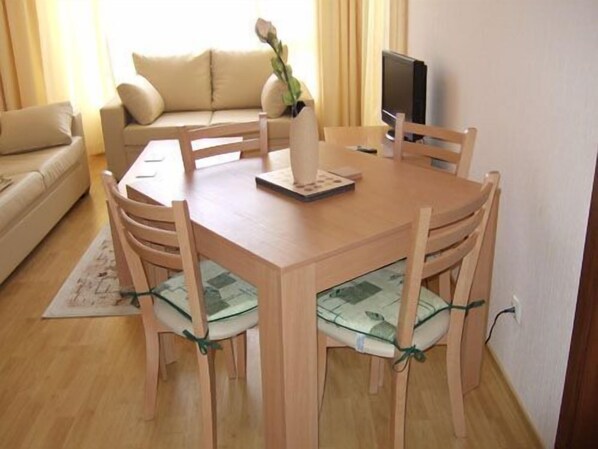 Apartment, 1 Schlafzimmer | Essbereich im Zimmer