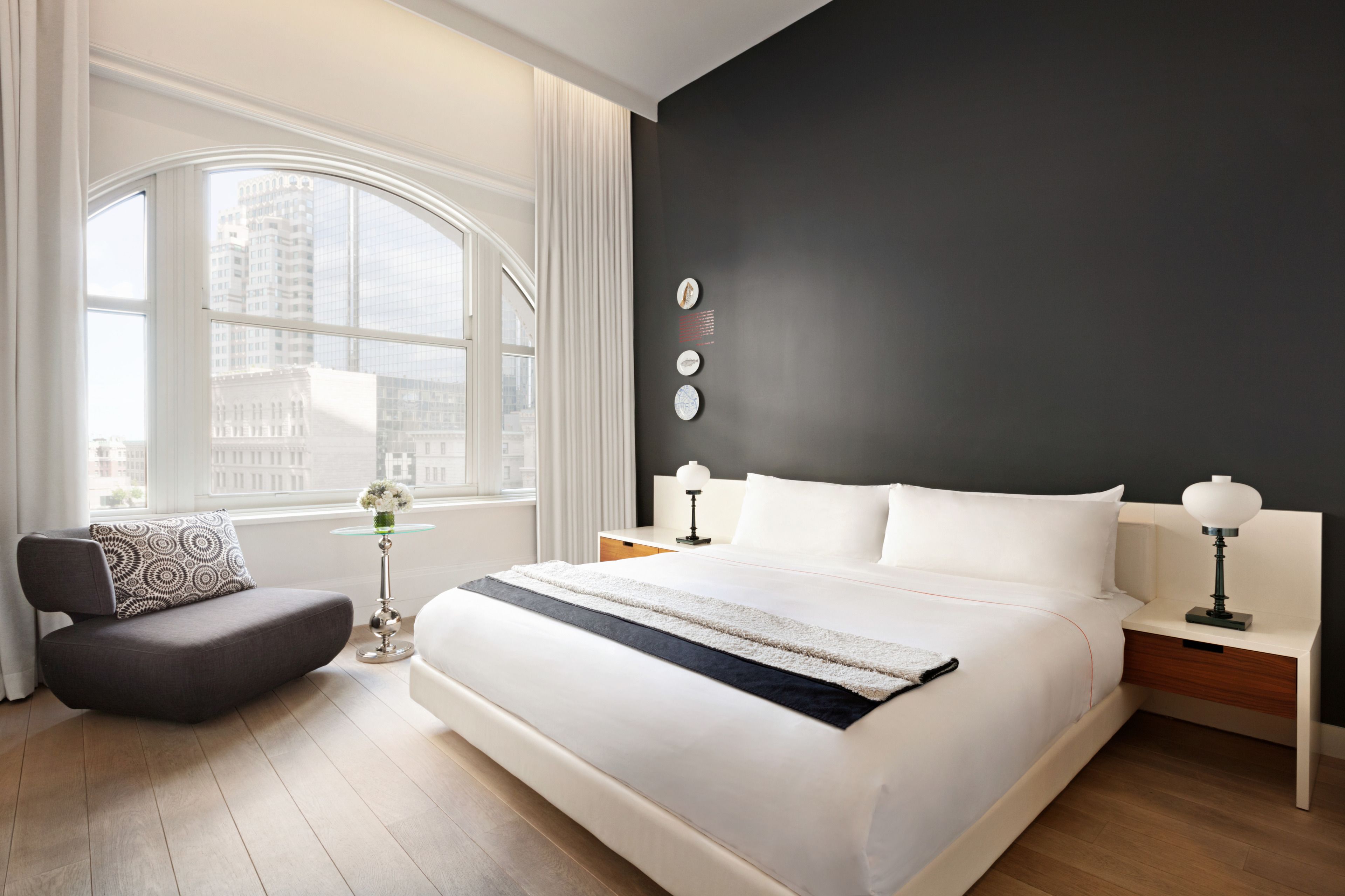 King Corner, Non Smoking, 1 King Bed | Ropa de cama de alta calidad, minibar, caja fuerte y cortinas opacas