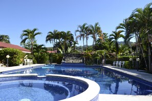Outdoor pool, open 8:00 AM to 9:30 PM, pool umbrellas, sun loungers - La Villa Creole (Jacó)