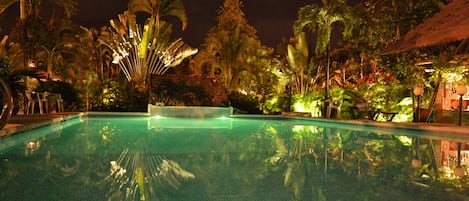 Kolam renang terbuka, dibuka dari pukul 8:00 hingga 21:30, payung kolam