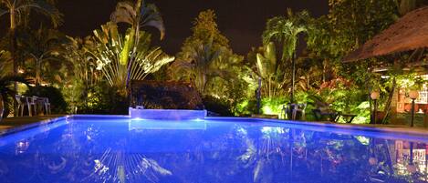 AuĂenpool, geöffnet von 08:00 Uhr bis 21:30 Uhr, Sonnenschirme