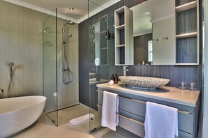 Luxury-Villa, 2 Schlafzimmer | Badezimmer | Designer-Toilettenartikel, Haartrockner, Bademäntel, Hausschuhe