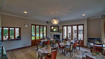 Daily continental breakfast (ZAR 195 per person)