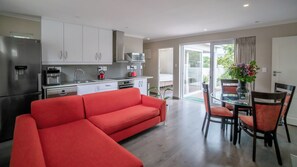 Villa de lujo, 2 habitaciones | Área de sala de estar | Televisión LCD de 40 pulgadas con canales vía satélite y televisión 