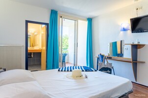 Caja de seguridad en la habitación y muebles diferentes 