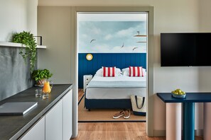 Familien-Suite, Balkon, eingeschränkter Meerblick (Superior Seaside) | Minibar, Zimmersafe, Verdunkelungsvorhänge, schallisolierte Zimmer