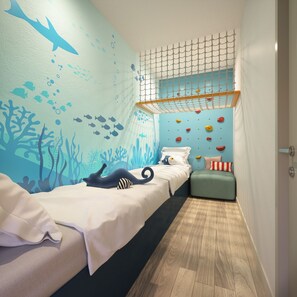 Familien-Suite, Balkon, eingeschränkter Meerblick (Superior Seaside) | Minibar, Zimmersafe, Verdunkelungsvorhänge, schallisolierte Zimmer