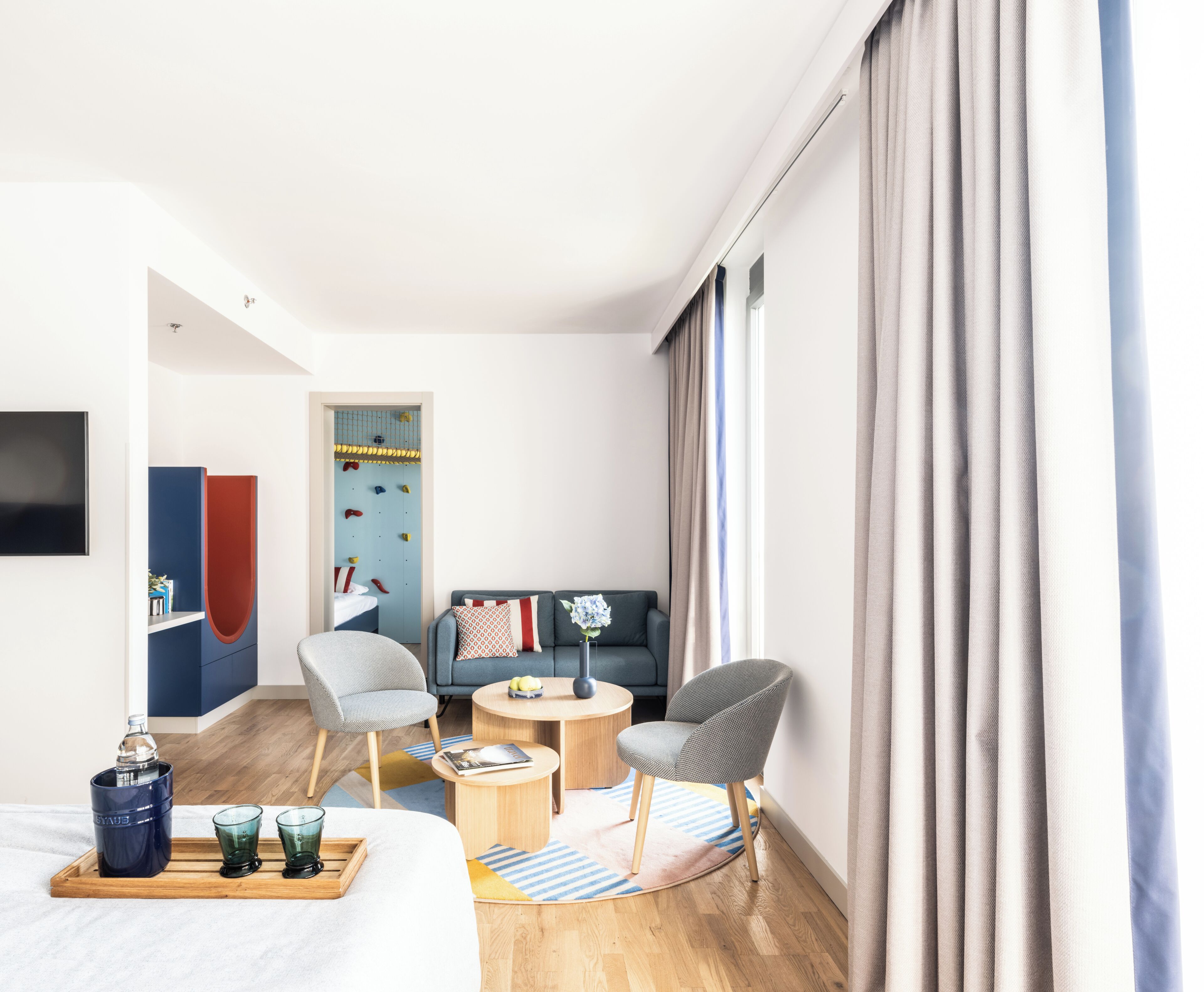 Family Suite, 2 Bedrooms, Balcony, Partial Sea View | Coin séjour