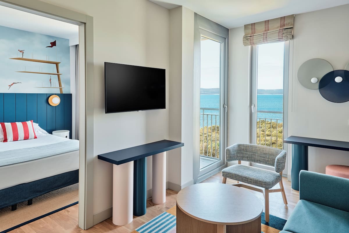 Familie suite, balkon, gedeeltelijk uitzicht op zee (Superior Seaside) | 2 slaapkamers, een minibar, een kluis op de kamer