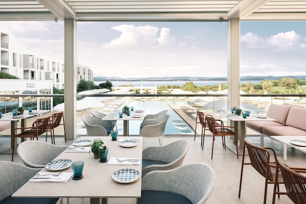 Melayani sarapan dan makan malam dengan pemandangan laut