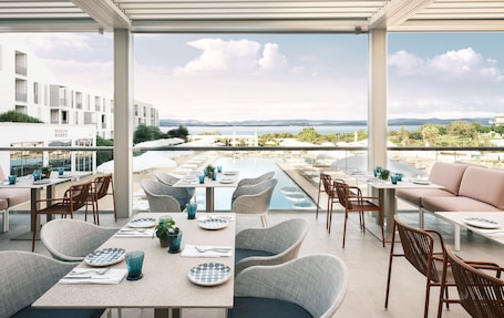 Se sirven desayunos, cenas y cocina mediterránea (con vistas al mar) . Falkensteiner Family Hotel Diadora