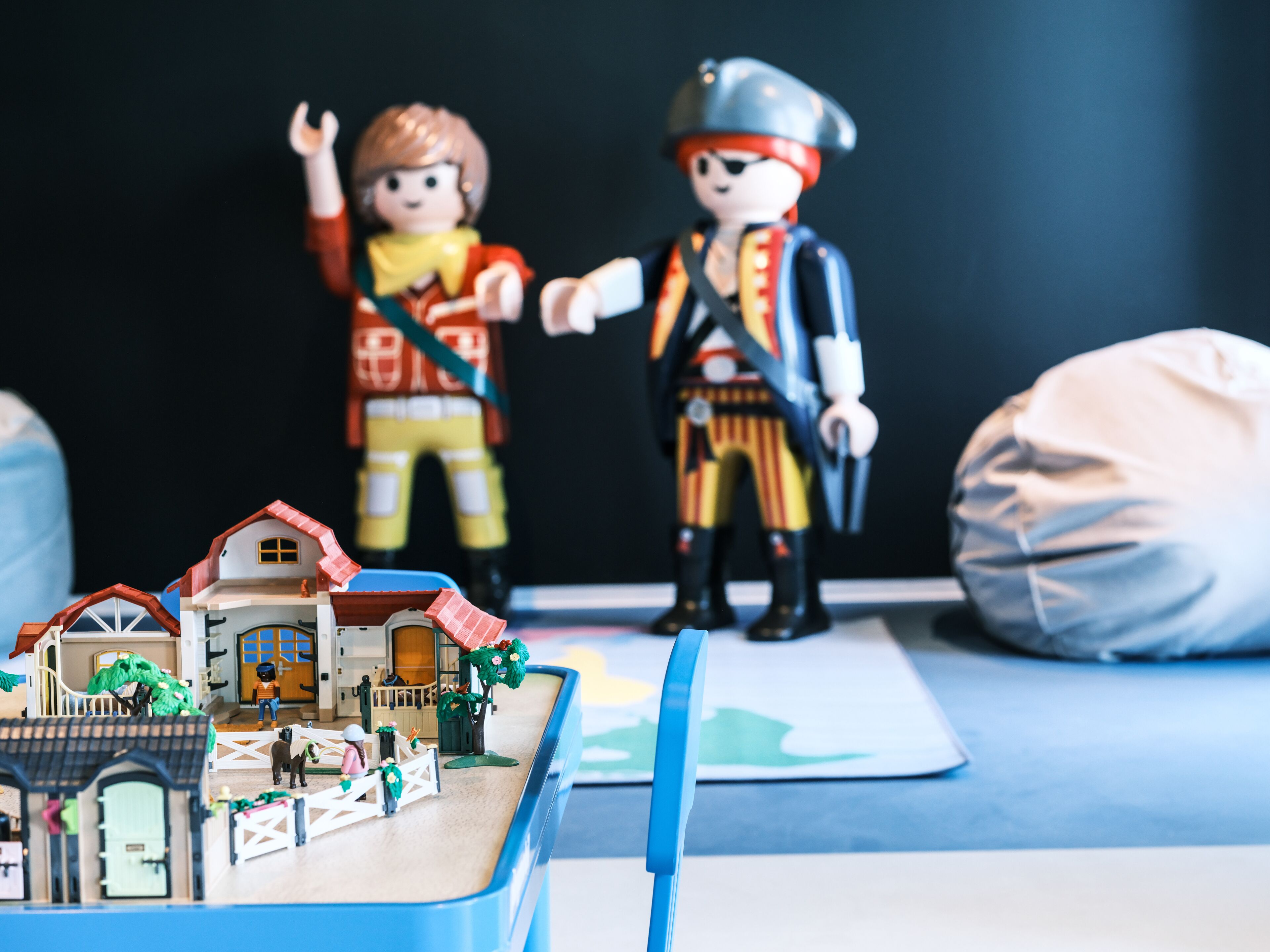 Un pueblo modelo con edificios y figuras.