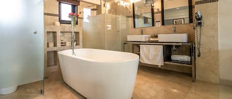 Deluxe Studio Suite, 1 King Bed | Bathroom