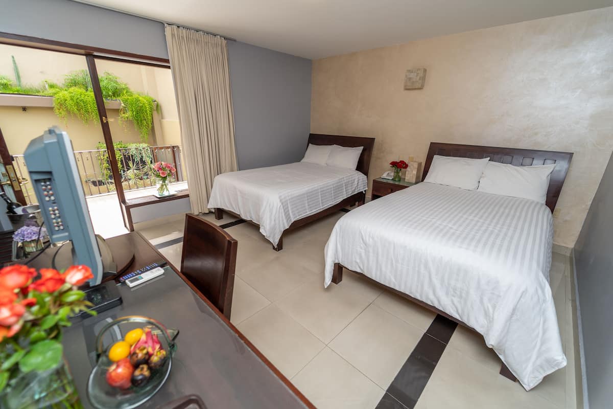 Habitación junior, 2 camas matrimoniales | Caja de seguridad en la habitación, insonorización y cunas gratuitas