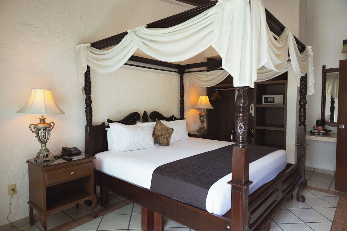 Superior Room (Boutique) | Premium bedding, down comforters, in-room safe, desk