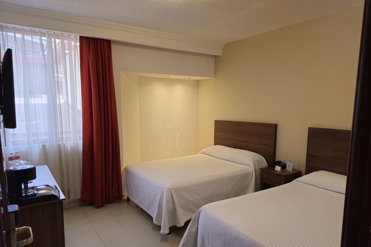Luxe beddengoed, donzen dekbedden, een kluis op de kamer, een bureau