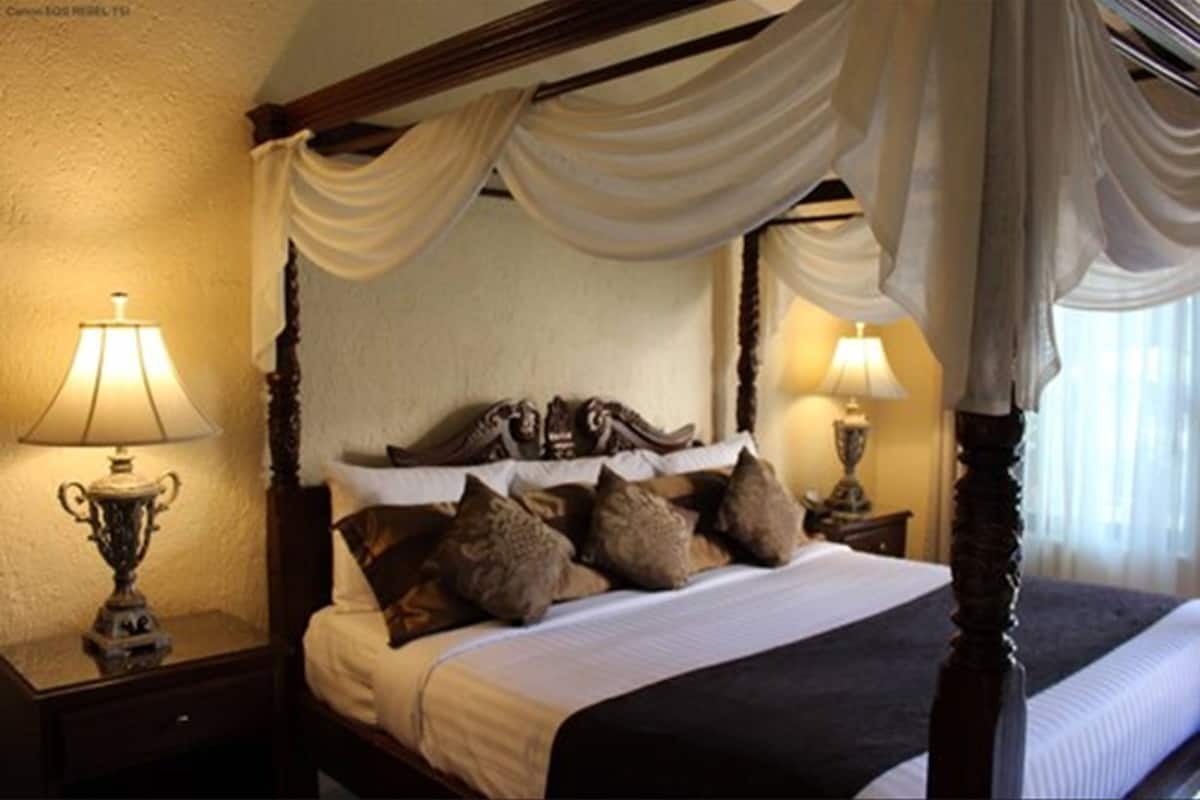 Superior kamer (Boutique) | Luxe beddengoed, donzen dekbedden, een kluis op de kamer, een bureau