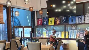 2 nhà hàng, phục vụ bữa sáng, bữa trưa, món địa phương và quốc tế