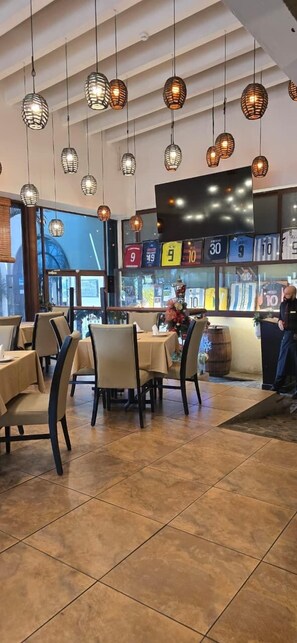 2 restaurantes, café da manhã, local e internacional