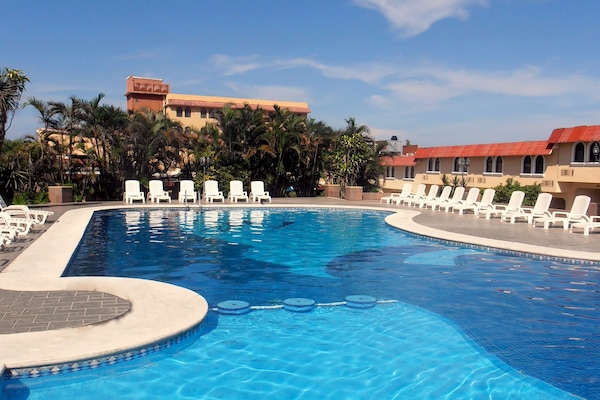 Una piscina al aire libre