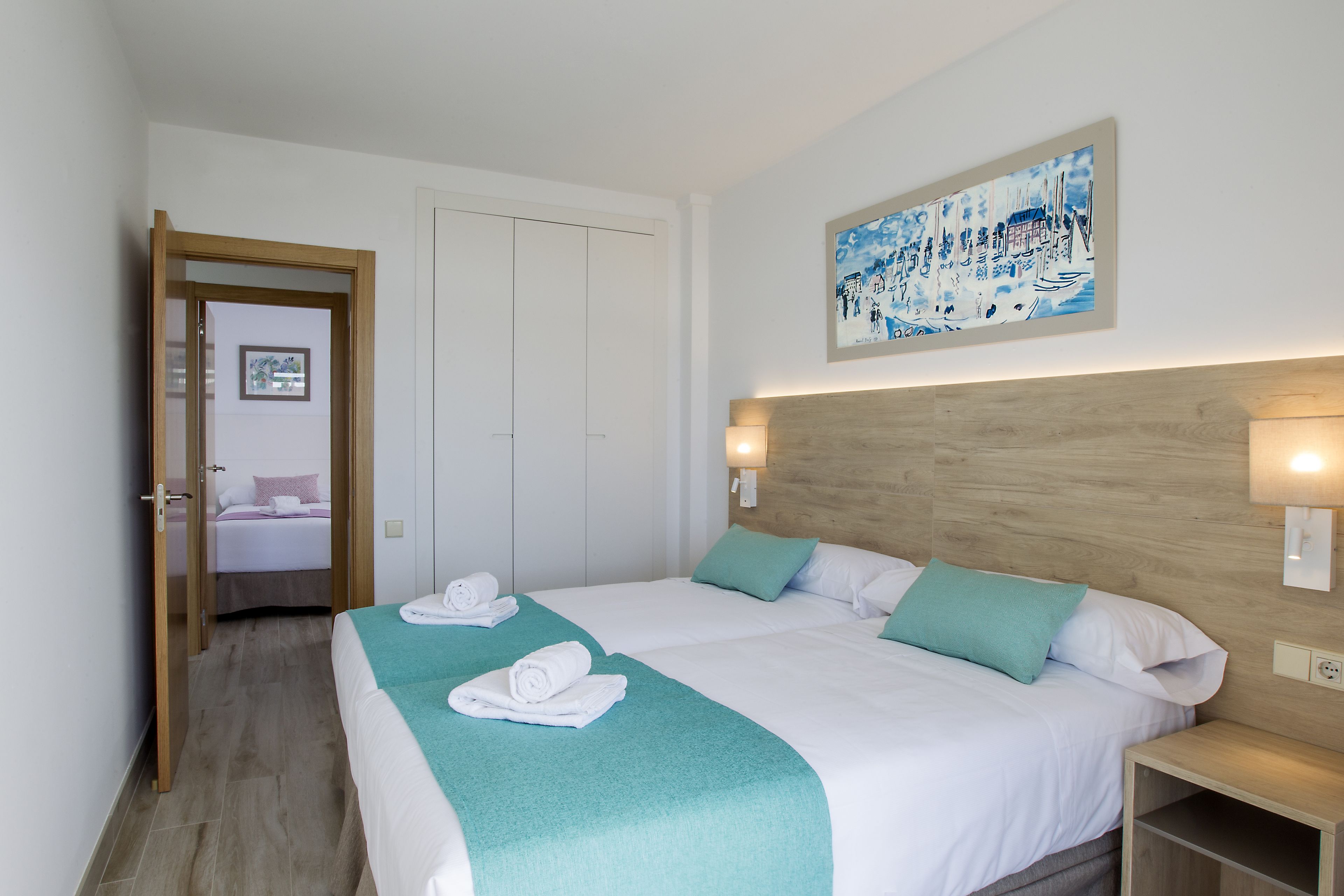 Apartemen Premium, 2 kamar tidur, pemandangan kolam renang | Tirai kedap cahaya, tempat tidur bayi (biaya tambahan), dan seprai linen