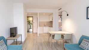 A modern apartment with a living area, dining space, and kitchen. - Aparthotel CYE Holiday Centre (Salou)