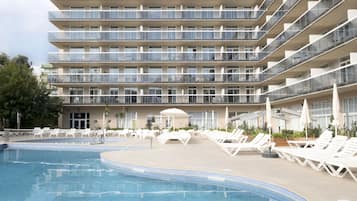 Piscine extérieure, parasols de plage, chaises longues