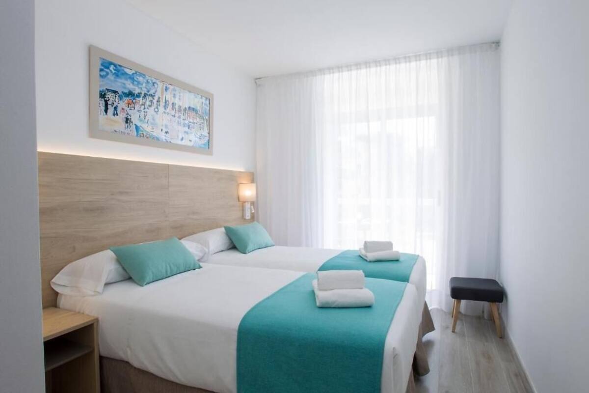 Cortinas blackout, berços (sobretaxa), roupa de cama