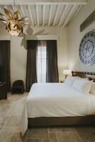 Ropa de cama hipoalergénica y caja de seguridad en la habitación 