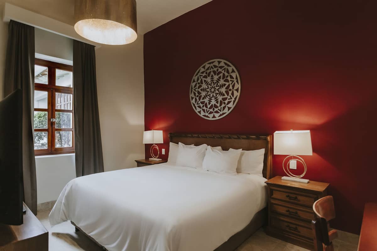 Superior Room, 1 King Bed | Hypo-allergenic bedding, in-room safe, soundproofing, iron/ironing board