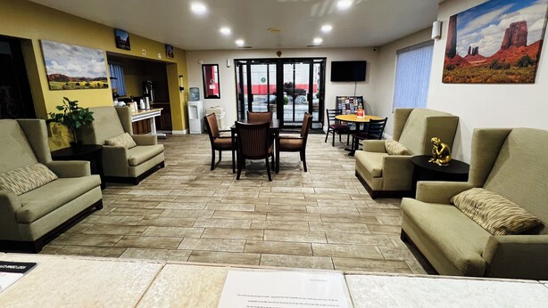 Eine Hotelhalle mit Sofas, einer Kaffeestation und Kunstwerken an den Wänden.
