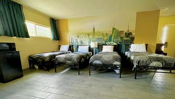 Family Room | Desk, iron/ironing board, free WiFi, bed sheets