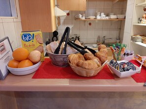 Dagelijks continentaal ontbijt (EUR 9 per persoon)