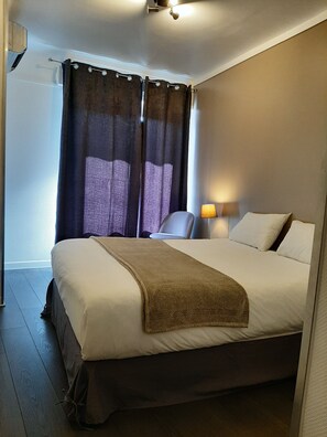 Double Room | In-room safe, individually decorated, individually furnished, desk - Hôtel Le Petit Château (Cannes)