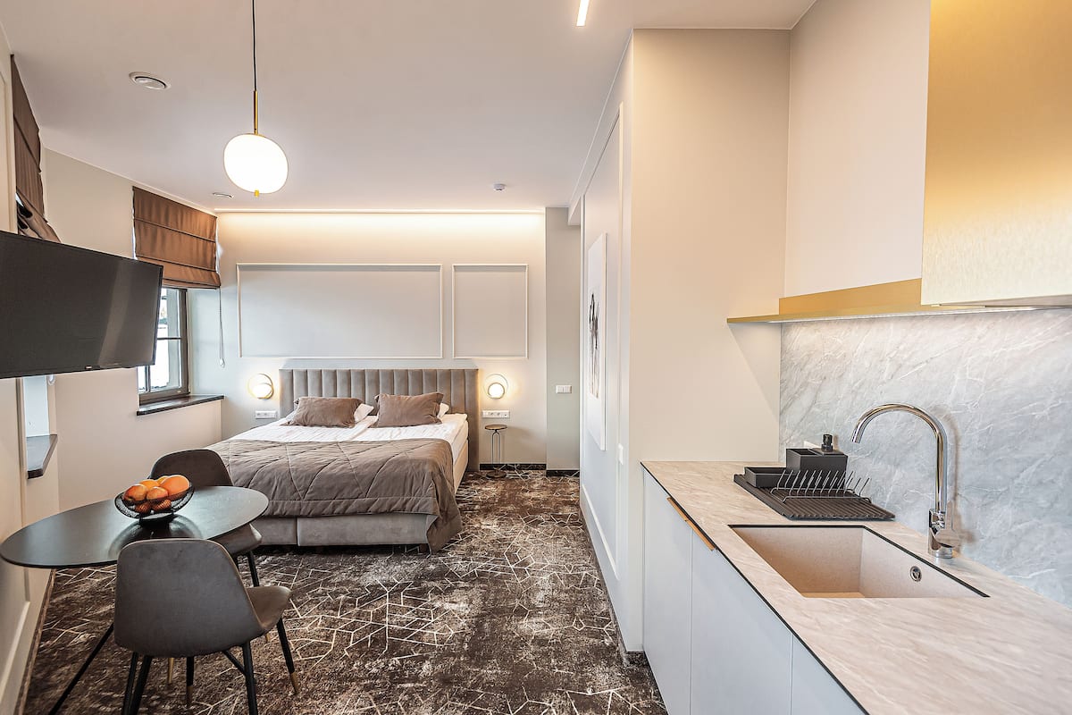 Habitación Deluxe con 1 cama matrimonial o 2 individuales | Escritorio, tabla de planchar con plancha, cunas y wifi gratis