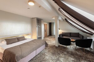 Escritorio, tabla de planchar con plancha, cunas y wifi gratis 