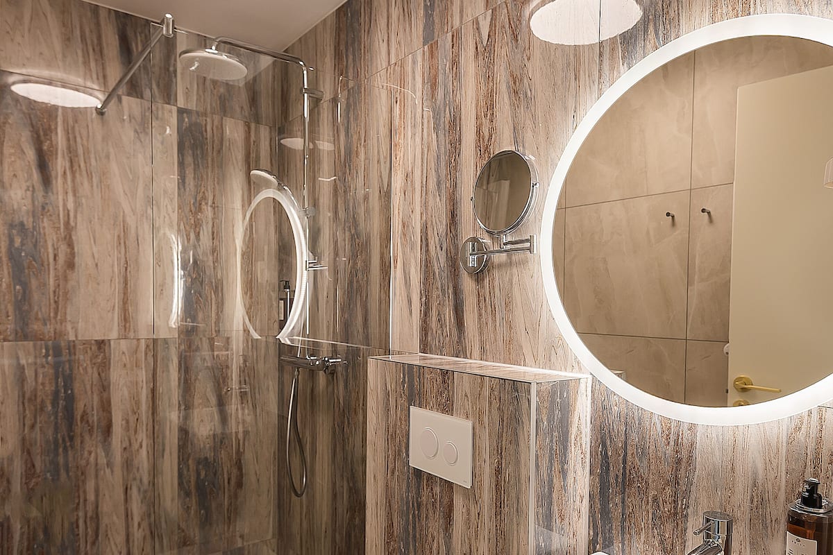 standard double or twin room | bathroom | shower, free toiletries, hair dryer, towels