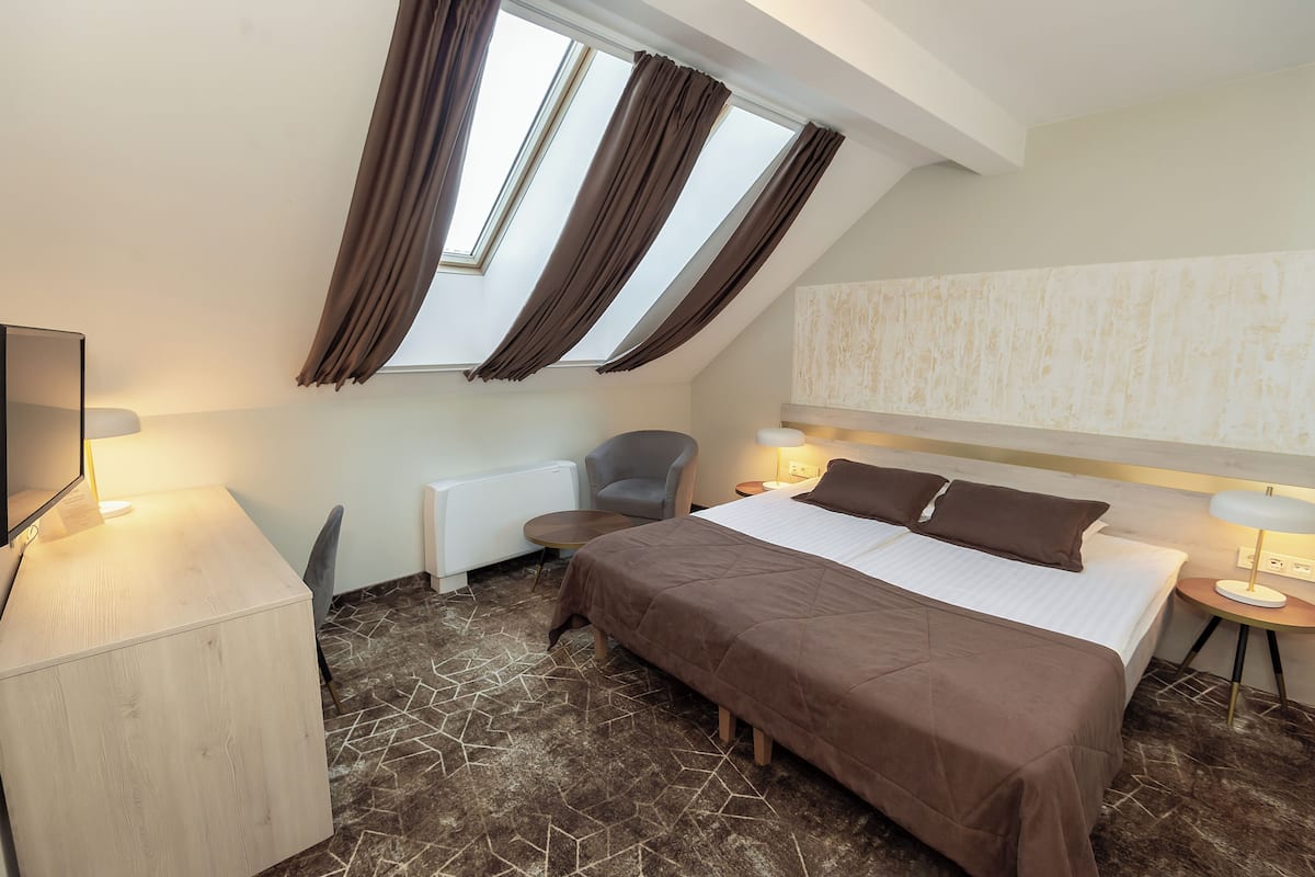 Habitación económica con 1 cama matrimonial o 2 individuales | Escritorio, tabla de planchar con plancha, cunas y wifi gratis