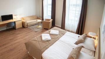 1 habitación, escritorio, tabla de planchar con plancha y cunas