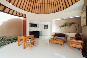 One Bedroom Villa Outdoor Living Room | Área de estar | Smart TV 43 polegadas com canais a cabo