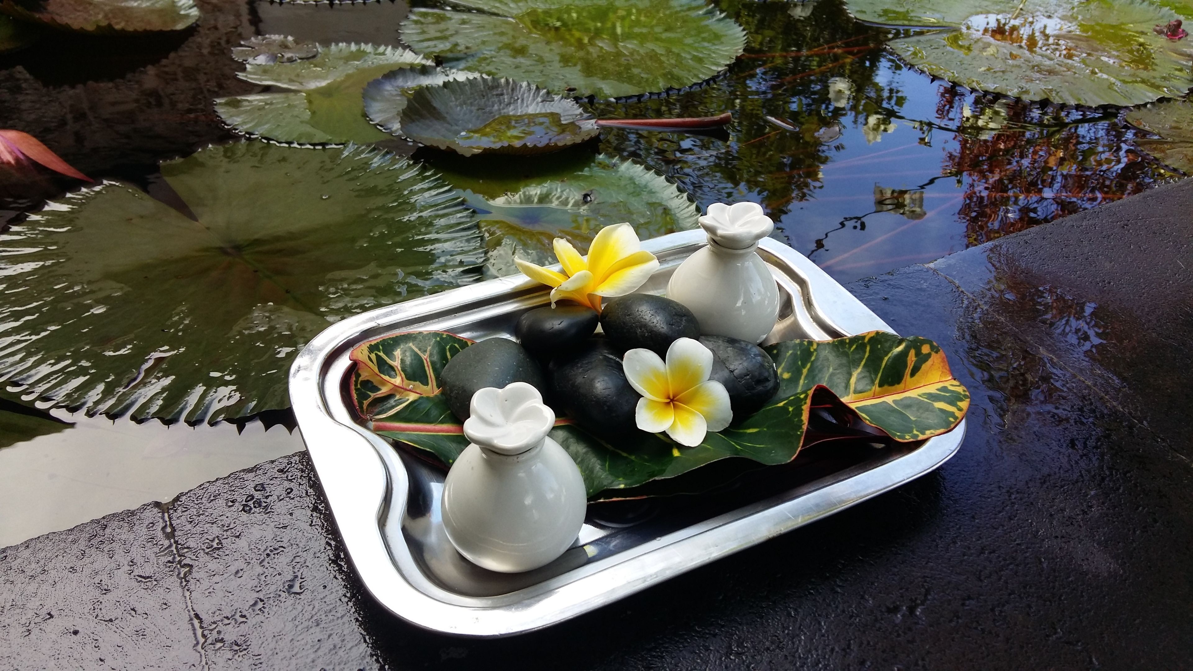 Parihoitohuone(ita), vartalohoitoja, aromaterapiaa, vartalon kuorintoja