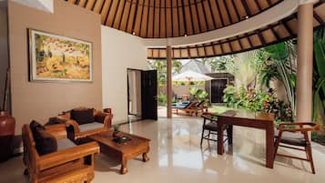 Vila, 1 kamar tidur, pemandangan kolam renang | Area keluarga | Televisi layar datar 32-inci dengan saluran TV digital dan TV