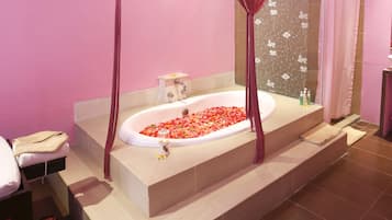 Couples treatment rooms, body treatments, aromatherapy, body scrubs