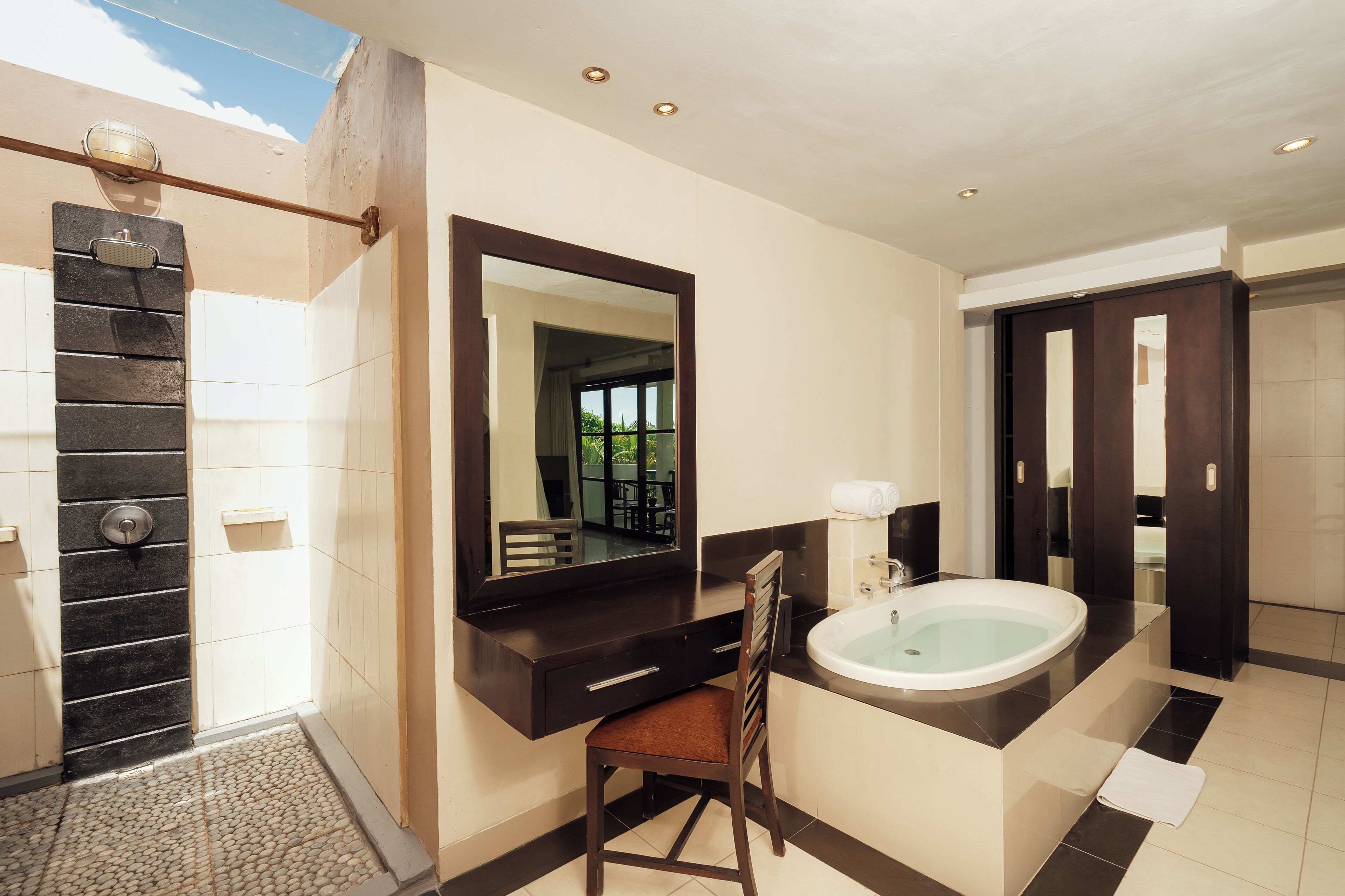 Vila, 2 kamar tidur, kolam renang pribadi | Kamar mandi | Bathtub dan shower terpisah dan bathtub besar