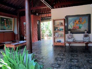 Coin salon dans le hall