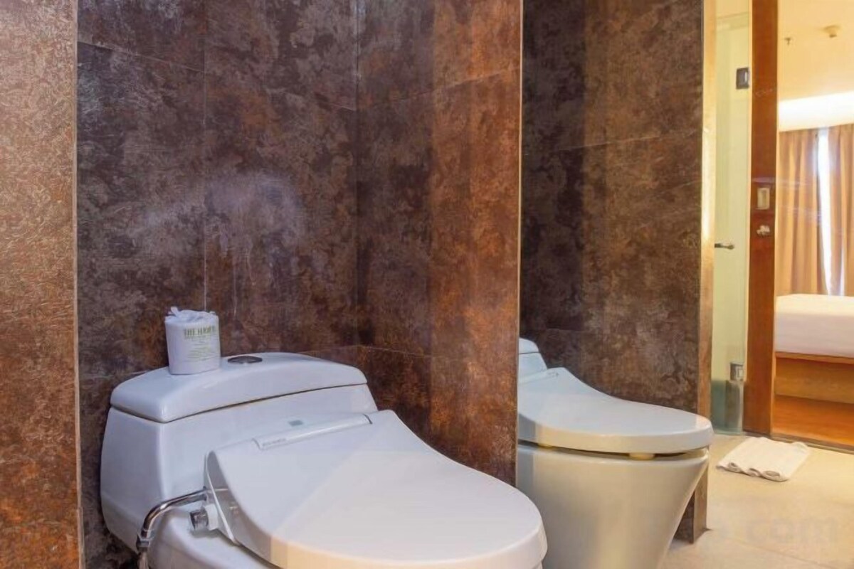 Bathroom | Combined shower/tub, free toiletries, hair dryer, bathrobes