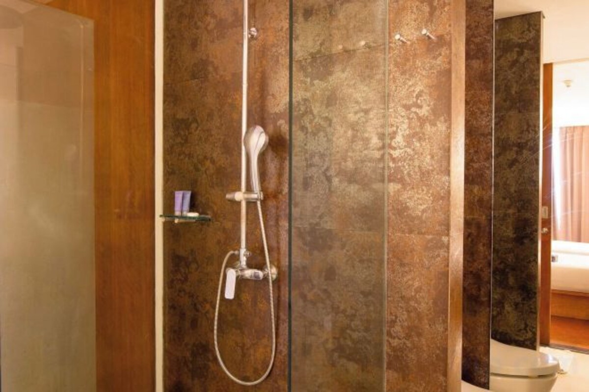 Bathroom | Combined shower/tub, free toiletries, hair dryer, bathrobes
