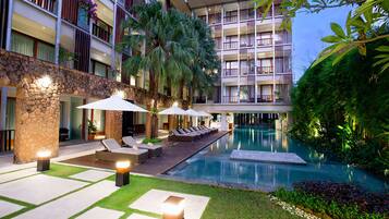 2 piscinas externas, espreguiçadeiras