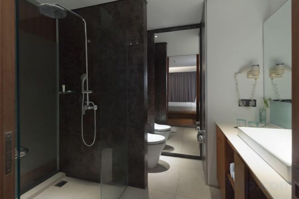 Bathroom | Combined shower/tub, free toiletries, hair dryer, bathrobes